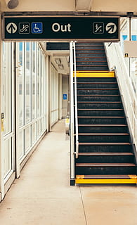 uitgeschakelde roltrap, communicatie, architectuur, teken, tekst, ingebouwde structuur, richting, binnenshuis, de weg vooruit, geen mensen, westers schrift, informatie, bevloering, de begeleiding, pijlsymbool, informatiebord, script, niet-westers schrift, traliewerk, gebouw, aantal, betegelde vloer, 5K, CC0, publiek domein, royaltyvrij