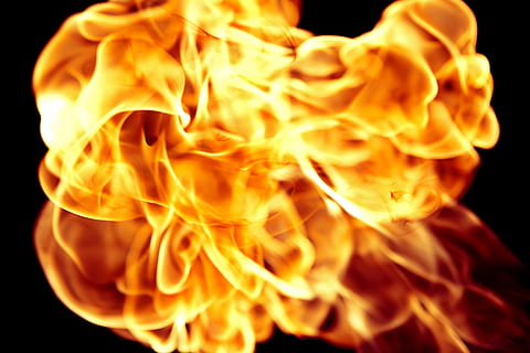 fuego, llama, infierno, cocina, negro, quemar, calor, detalle, de cerca, papel pintado, calentar, parilla, lengua de fuego, hoguera, flameante, ardiente, inflamable, elemento, furioso, peligroso, cerrar, peligro, hogar, encender, caliente, calor - temperatura, fuego - fenómeno natural, firmar, fondo negro, naturaleza, señal de advertencia, comunicación, color naranja, amarillo, noche, nadie, explotando, encendiendo, foto de estudio, de color negro, brillantemente iluminado, 2K, CC0, dominio público, libre de derechos