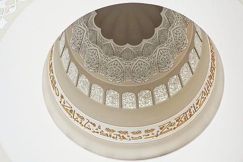 paret pintada de blanc, arquitectura, cúpula, edifici, Abu Dhabi, Sheikh zayed mesquita, textura, ceràmica, art, porcellana, accessori, anell, joieria, accessoris, oval, mesquita, plat, menjar, puntes, a l'interior, patró, disseny, cap gent, estructura construïda, primer pla, forma, vista d’angle alt, Color blanc, art i artesania, antiguitat, ornamentat, funció de construcció de parets, fons blanc, forma geomètrica, natura morta, decoració, artesania, motiu floral, sostre, luxe, 5K, CC0, domini públic, lliure de regalies
