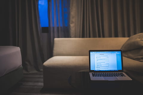 computer, Hotel, skrivebord, sofa, rejse, macbook, teknologi, forretning, arbejder, nat, aften, værelse, indendørs, meddelelse, ingen mennesker, sæde, trådløs teknologi, møbel, bærbar, hjemlige værelse, fravær, stue, stol, tekst, gardin, tom, tæt på, bord, belyst, 4K, CC0, offentligt domæne, royaltyfrie