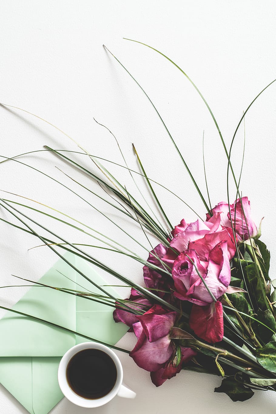 scrivania, lettere, caffè, vuoto, foglia, Rose, romantico, decorazione, Scrivi, gli appunti, Busta, fiori, sfondo, bianca, femminile, Stazionario, festa della mamma, San Valentino, fiore e strauss, posto di lavoro, regalo, fiore, pianta fiorita, pianta, freschezza, tazza, bellezza nella natura, boccale, in casa, natura, fragilità, petalo, tavolo, vulnerabilità, bere, avvicinamento, parte vegetale, vaso, nessuno, tazza di caffè, testa di fiore, composizione floreale, mazzo, vasellame, un mazzo di fiori, 5K