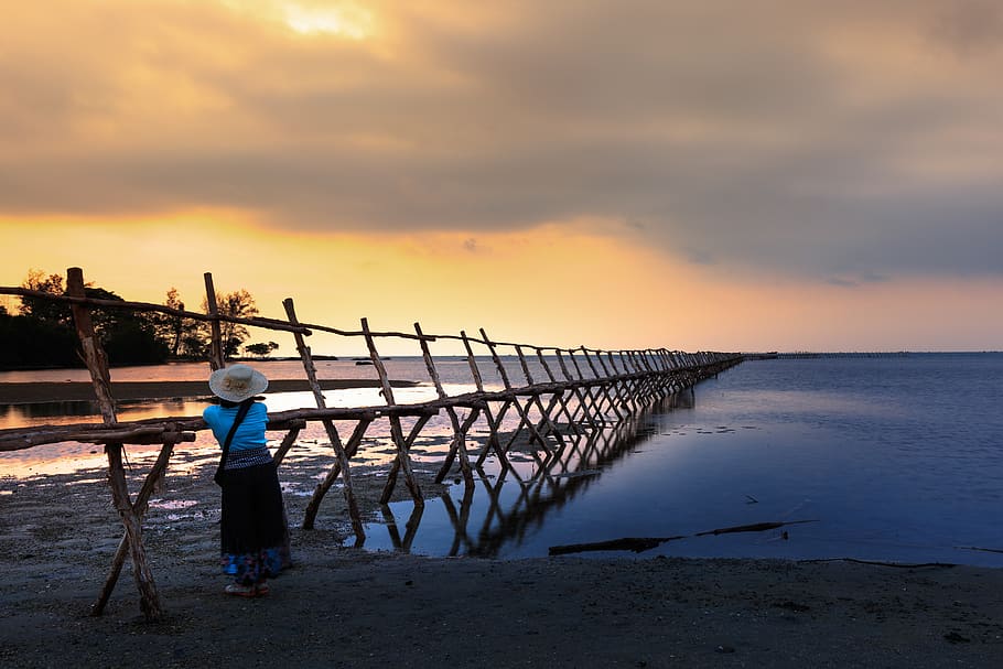 landskab, strand, skyer, daggry, dok, skumring, aften, hat, horisont, anløbsbro, fritid, natur, ocean, udendørs, person, rekreation, afspejling, sand, naturskøn, hav, marinemaleri, kysten, himmel, sol, solopgang, solnedgang, rejse, vand, have på, træ, træ-, en person, sky - himmel, fuld længde, rigtige mennesker, herrer, jord, fritidsaktivitet, skønhed i naturen, scenics - natur, livsstil, drenge, stående, barn, 5K