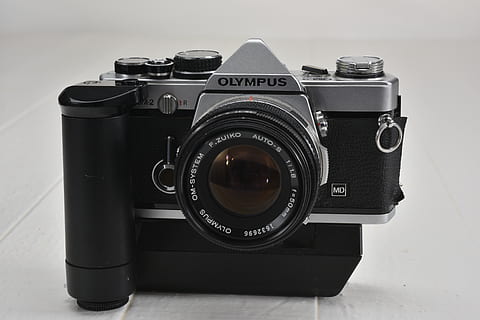 electrònica, càmera digital, càmera, olympus, càmera de cinema, corretja, càmera de vídeo, lent de la càmera, tapa de lent, maquinari, hub, adaptador, ordinador, PC, silueta, logotip, símbol, marca comercial, màquina, temes de fotografia, tecnologia, càmera - equip fotogràfic, lent - instrument òptic, equip fotogràfic, a l'interior, lent - ull, color negre, sol objecte, tir de l'estudi, estil retro, cap gent, primer pla, natura morta, activitat, equipament, fotografiar, càmera slr, color plata, 5K, CC0, domini públic, lliure de regalies
