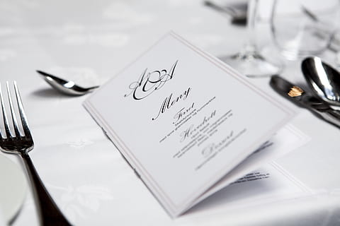 gros plan du menu, brouiller, fermer, à manger, table à manger, élégant, concentrer, formel, menu, restaurant, argenterie, réglage de la table, vaisselle, stylo, papier, à l'intérieur, personne, texte, la communication, document, instrument d'écriture, stylo plume, nature morte, table, encre, calligraphie, écriture, prise de vue en studio, mise au point sélective, la créativité, lettre, 5K, CC0, domaine public, libre de droits
