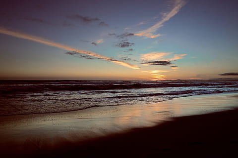 foto matahari terbenam di pantai, matahari terbenam, samudra, pantai, latar belakang, pensiun, bumi, laut, langit, air, awan - langit, scenics - alam, keindahan di alam, tanah, ketenangan, adegan yang tenang, horison, cakrawala di atas air, alam, gerakan, warna oranye, gelombang, idilis, pasir, tidak ada orang, di luar rumah, langit romantis, 4K, CC0, domain publik, bebas royalti