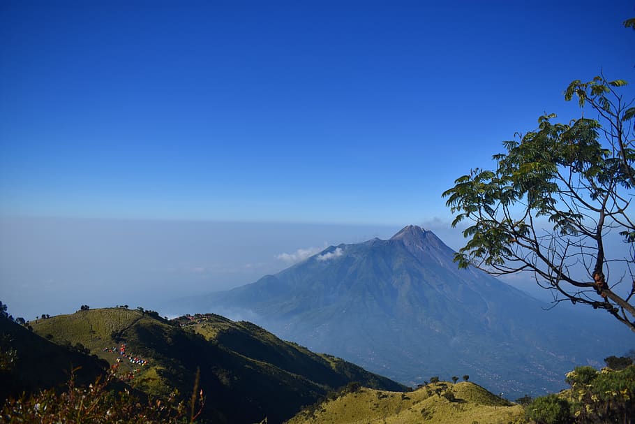 muntanya, merapi, volcà, aventura, senderisme, paisatge, escenics - natura, bellesa a la natura, cel, escena tranquil·la, escena no urbana, tranquil·litat, planta, arbre, idíl·lic, blau, naturalesa, cap gent, dia, cel clar, medi ambient, terra, Serra, cim de muntanya, a l'aire lliure, cràter volcànic, 4K