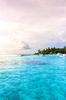 yacht, legeme, vand, strand, skyer, dagslys, dok, horisont, ø, landskab, natur, ocean, udendørs, paradis, hav, marinemaleri, kysten, kyst, himmel, sommer, sol, rejse, træer, tropisk, turkis, ferie, watercrafts, bølger, skønhed i naturen, scenics - natur, rolig scene, ro, sky - himmel, idyllisk, plante, havnefronten, jord, træ, turkisfarvet, ingen mennesker, dag, magt i naturen, lagune, 5K, CC0, offentligt domæne, royaltyfrie
