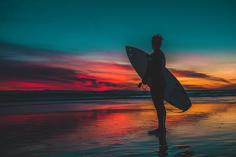 silhuet, mand, våd, dragt, bedrift, hvid, surfbræt, stående, strand, gylden, time, baggrundsbelyst, skyer, skumring, aften, landskab, natur, ocean, udendørs, person, fotografering, refleksioner, sand, hav, marinemaleri, kysten, himmel, solnedgang, surf, surfer, vand, bølger, en person, fuld længde, jord, sky - himmel, livsstil, Kvinder, voksen, skønhed i naturen, fritidsaktivitet, rigtige mennesker, orange farve, horisont over vand, 5K, CC0, offentligt domæne, royaltyfrie