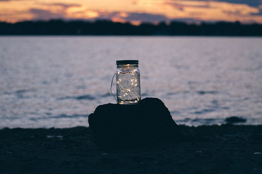 tramonto, oceano, può, vaso, barattolo di muratore, luci, Lucciole, lunatico, acqua, cielo, natura, bellezza nella natura, nessuno, mare, all'aperto, concentrarsi sulle conoscenze acquisite, spiaggia, contenitore, vetro - materiale, terra, scenics - natura, bottiglia, luce del sole, singolo oggetto, avvicinamento, spruzzatore di profumo, 4K