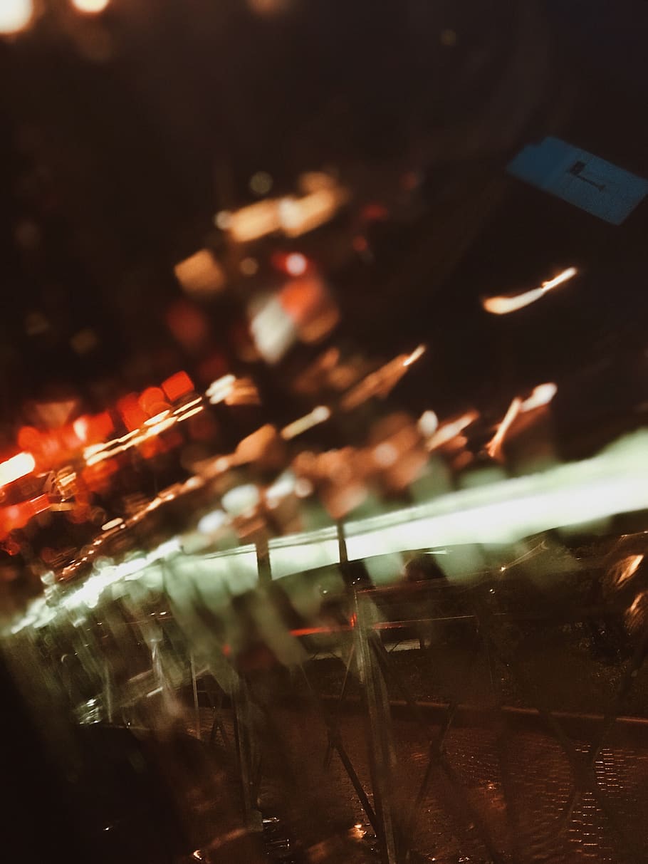 foc, il·luminació, llum, nit, flamarada, foguera, flama, persona, humà, tempesta, taxi, cotxe, núvols, carretera, aigua, parlar, spelk, fred, primavera, enfocament selectiu, il·luminat, a l'interior, cap gent, moviment, vidre - material, moviment borrós, centrar-se en primer pla, estructura construïda, arquitectura, menjar i beguda, beure, naturalesa, primer pla, negocis, edifici, comptador de barres, vida nocturna, 4K