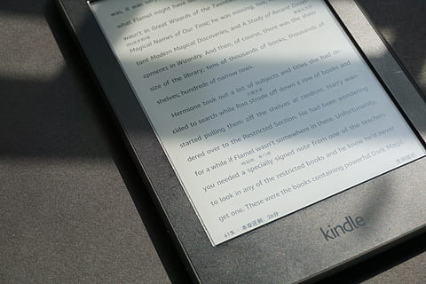 entzünden, Elektronik, schwarz, e-ink, Leser, Text, Kommunikation, Veröffentlichung, westliche Schrift, Buch, drinnen, Papier-, High Angle View, Nahansicht, keine Leute, öffnen, Stillleben, Tabelle, Seite, Bildung, Skript, Tag, nicht-westliche Schrift, Religion, 5K, CC0, gemeinfrei, lizenzfrei