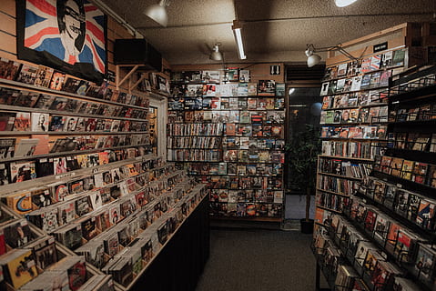 lot de casos assortits, botiga de discos, registres, música, ornament, art, tapisseria, eret0, grunge, vintage, retro, CD store, estètic, art Modern, a l'interior, llibreria, llibre, botiga, maó, prestatge, gran grup d'objectes, elecció, variació, abundància, biblioteca, publicació, ordre, arranjament, cap gent, absència, en fila, refresc, prestatge per a llibres, col · lecció, menjar i beguda, contenidor, consumisme, 5K, CC0, domini públic, lliure de regalies