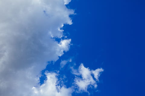 balti debesys, mėlyna, debesys, Debesuota, purus, dangus, debesis - dangus, „cloudscape“, fonas, aplinką, vaizdai - gamta, balta spalva, pobūdį, grožis gamtoje, atmosfera, vėjas, nėra žmonių, ramybė, dramatiškas dangus, Dangaus dangus, žemas kampo vaizdas, meteorologija, lauke, klimatas, švarus, šviesus, wispy, 5K, CC0, Viešasis domenas, nemokamai