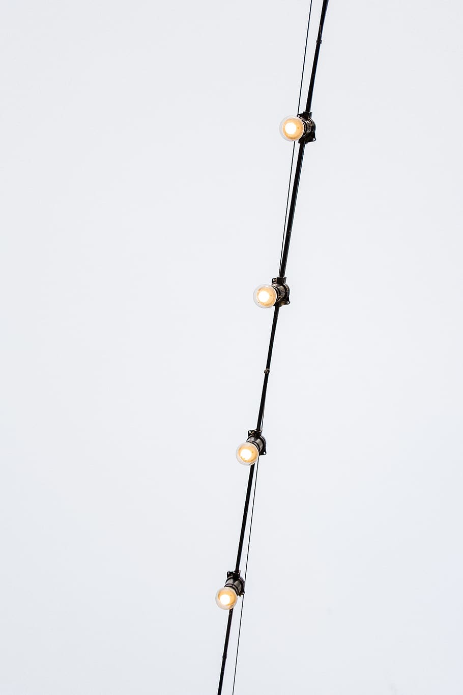 llum de corda negra, energia, equipament, penjant, bombetes, llums, línia, a l'aire lliure, línies elèctriques, llums de corda, cable, cables, còpia espai, tir de l'estudi, a l'interior, agut, fons blanc, subministraments mèdics, cap gent, salut i medicina, agulla, tallar, xeringa, sol objecte, primer pla, ocupació, activitat, protecció, seguretat, injectar, cura, 4K
