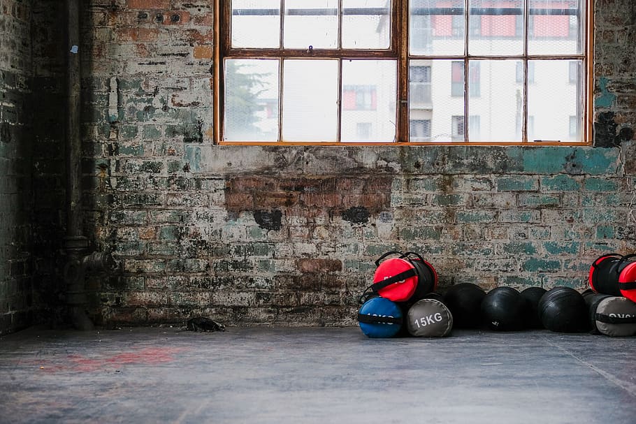 Kugel, Ball, Wand, Bowling, Sport, Fabrik, Schmutz, verlassen, Gewichte, trainieren, Fitnessstudio, Ziegel, Bowlingkugel, Fenster, weiblich, Mode, bekleidung, Kleidung, Abendkleid, drinnen, Tag, gebaute Struktur, keine Leute, Backstein, die Architektur, Ziegelwand, Wandbau - Funktion, Gebäude, Sportausrüstung, Abwesenheit, Bodenbelag, Stillleben, alt, Helm, 5K