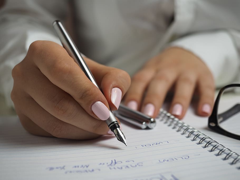 oficina, treballar, negocis, escriure, cal·ligrafia, Font, bolígraf, quadern, revista, coixinet, gots, manicura, dona, senyora, gent, mantingui, bokeh, mà, mà humana, una persona, part del cos humà, celebració, primer pla, paper, persones reals, text, homes, adult, a l'interior, taula, ocupació, secció mitjana, part del cos, escriptura a mà, dit, 2K
