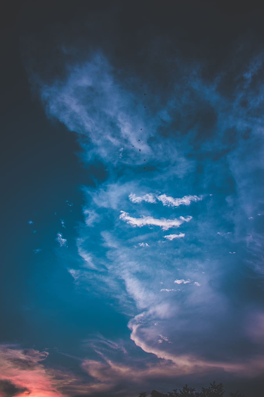 blau, gris, núvols, naturalesa, a l'aire lliure, cel, cel blau, núvol, temps, Cúmulus, paisatge, llum solar, mar, aigua, oceà, silueta, posta de sol, alba, cel vermell, vespre, mesa, muntanya, núvol - cel, bellesa a la natura, vista d’angle baix, tranquil·litat, escenics - natura, cap gent, escena tranquil·la, cel dramàtic, idíl·lic, fons, nit, marc complet, poder a la natura, meteorologia, 5K