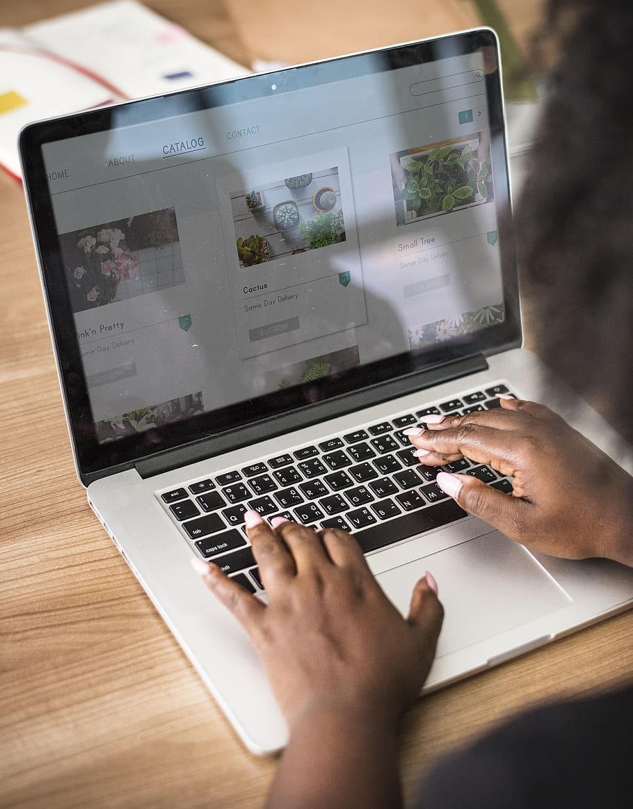 person, ved brug af, vendt, macbook, pro, adgang, forbindelse, data, skrivebord, digital enhed, elektronik, gadget, hænder, billeder, indendørs, tastatur, bærbar, online, transportabel, skærm, teknologi, maskinskrivning, internet side, trådløs, kvinde, computer, trådløs teknologi, menneskelig hånd, rigtige mennesker, mennesker, bord, bruger bærbar computer, meddelelse, hånd, menneskelig kropsdel, bærbar informationsenhed, høj vinkel visning, livsstil, surfer på nettet, finger, 4K