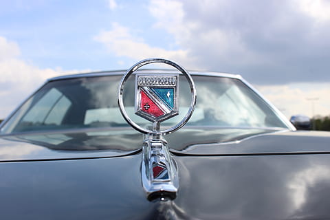 Oldtimer, alt, Auto, klassisch, Automobil, retro, Jahrgang, pkw, Nostalgie, glänzend, Chrom, Sportwagen, grau, Farbe, Logo, Emblem, Transportmittel, Transport, wolke - himmel, Reflexion, Himmel, Tag, Kraftfahrzeug, Landfahrzeug, Nahansicht, Natur, Glas - Material, keine Leute, Metall, Fokus auf den Vordergrund, draußen, transparent, Retro-Stil, Windschutzscheibe, silberfarben, Luxus, 5K, CC0, gemeinfrei, lizenzfrei