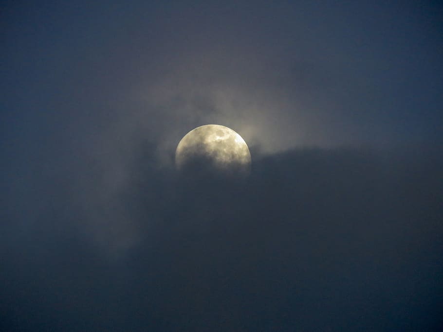 lluna, nit, cel, núvols, fosc, bellesa a la natura, astronomia, espai, naturalesa, cap gent, tranquil·litat, escenics - natura, Lluna planetària, escena tranquil·la, núvol - cel, vista d’angle baix, lluna plena, exploració espacial, a l'aire lliure, idíl·lic, còpia espai, llum de la lluna, espai i astronomia, 4K