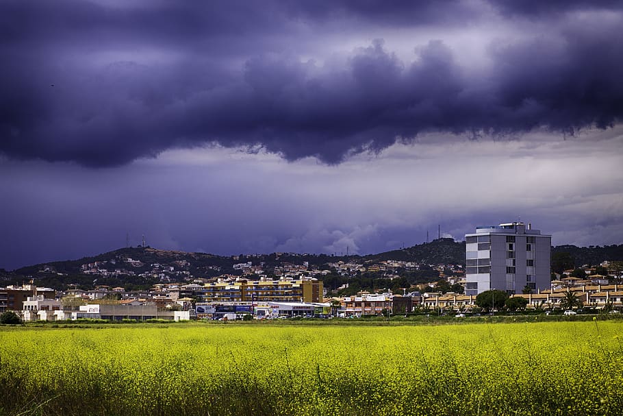 Sturm, Himmel, Wolken, Klima, Natur, Landschaft, Atmosphäre, Drohung, traurig, die Architektur, Gebäudehülle, gebaute Struktur, wolke - himmel, Stadt, Gebäude, Umgebung, Stadtbild, Sturmwolke, Wohngegend, Dramatischer Himmel, Pflanze, keine Leute, Gewitter, Land, draußen, bedrohlich, Kraft in der Natur, 4K