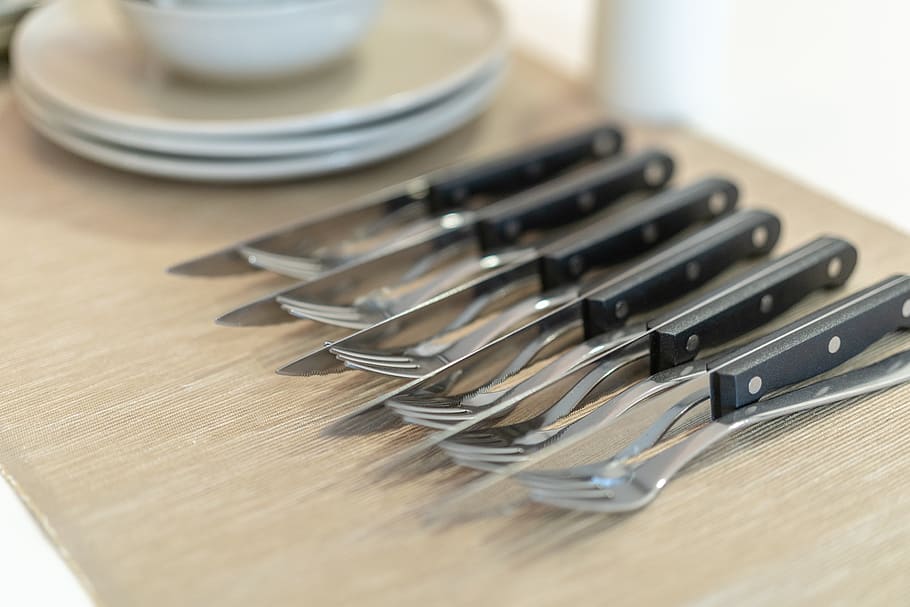 spisning, spise, bord, plade, aftensmad, frokost, mad, god fornøjelse, indendørs, ingen mennesker, stilleben, tæt på, metal, selektiv fokusering, mad og drikke, træ - materiale, stor gruppe af objekter, køkkenredskaber, arrangement, kop, høj vinkel visning, krus, gruppe af objekter, bestille, porcelæn, i en række, forretning, bordkniv, indstilling, sølvfarvet, 5K