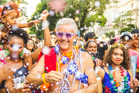 facce felici, celebrazione, cerimonia, colorato, costume, folla, luce del giorno, Festival, fiesta, fiori, divertimento, gruppo, raggruppare insieme, contento, uomini, all'aperto, parata, festa, sorrisi, strada, occhiali da sole, tradizionale, donne, felicità, sorridente, emozione, gruppo di persone, bambino, godimento, ragazze, estate, femmine, evento, ritratto, solidarieta, amicizia, persone, adulto, infanzia, emozione positiva, 5K, CC0, dominio pubblico, privo di copyright
