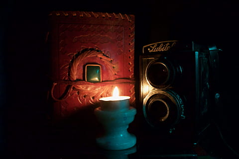 elektronik, kamera, ild, lys, flamme, belysning, diwali, indendørs, krypt, vagt, ildsted, bygning, alter, arkitektur, kirke, arne, bar tæller, pub, fangehul, skat, brænding, brand - naturligt fænomen, varme - temperatur, studio skud, tæt på, ingen mennesker, belyst, sort baggrund, glødende, mørk, belysningsudstyr, teknologi, natur, antik, rød, 5K, CC0, offentligt domæne, royaltyfrie