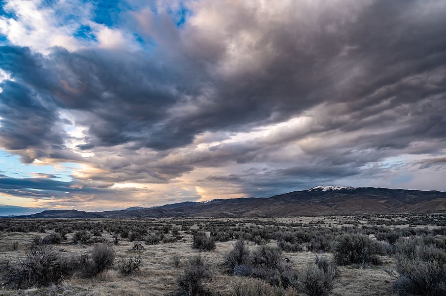 foto de paisatge, muntanyes, Cloudysky, àrid, núvols, la llum del dia, sec, paisatge, muntanya, cel, terreny erm, núvol - cel, medi ambient, bellesa a la natura, escenics - natura, escena tranquil·la, cap gent, escena no urbana, naturalesa, terra, tranquil·litat, planta, destinacions de viatge, posta de sol, remot, a l'aire lliure, idíl·lic, semiàrid, clima àrid, 5K