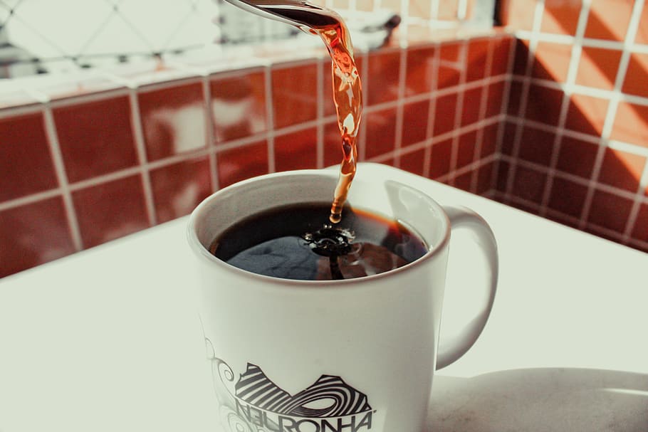riempita tazza bianca, bevanda, prima colazione, caffeina, avvicinamento, caffè, tazza di caffè, bevanda al caffè, tazza, bere, caffè espresso, cibo, caldo, boccale, porcellana, versare, tavolo, piastrelle, rinfresco, cibo e bevande, scrosciante, in casa, caffè - bevanda, nessuno, concentrarsi sulle conoscenze acquisite, movimento, freschezza, bevanda calda, natura morta, tè, bevanda analcolica, fluente, tazza di tè, 5K