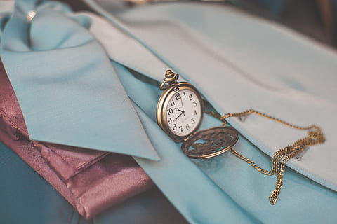 orologio da tasca aperto, tempo, orologio, orologio da tasca, strumento del tempo, in casa, avvicinamento, natura morta, nessuno, antico, orologio da polso, concentrarsi sulle conoscenze acquisite, tavolo, accessorio personale, tessile, in stile retrò, metallo, precisione, vista dall'alto, mano minuta, quadrante, pelle, 2K, CC0, dominio pubblico, privo di copyright