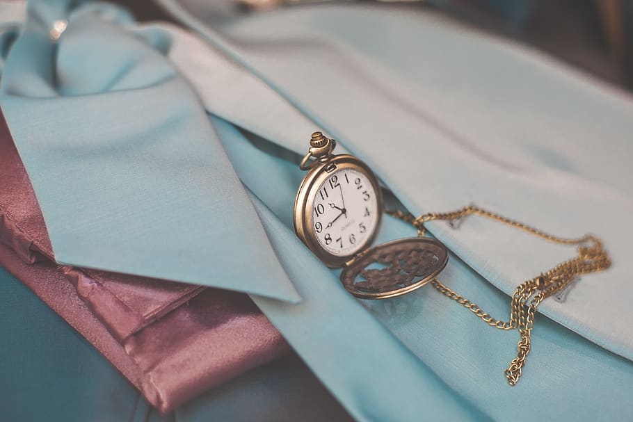 orologio da tasca aperto, tempo, orologio, orologio da tasca, strumento del tempo, in casa, avvicinamento, natura morta, nessuno, antico, orologio da polso, concentrarsi sulle conoscenze acquisite, tavolo, accessorio personale, tessile, in stile retrò, metallo, precisione, vista dall'alto, mano minuta, quadrante, pelle, 2K