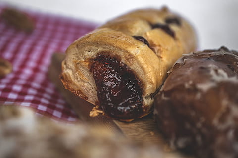 brune brødruller, mad, brød, bolle, konfekture, søde sager, croissant, frikadelle, dessert, bagværk, svinekød, kulinarisk, hotdog, fransk brød, brød brød, farsbrød, cremebudding, majsbrød, burger, dej, skinke, mad og drikke, tæt på, friskhed, indendørs, stilleben, selektiv fokusering, ingen mennesker, bagt, overbærenhed, sund kost, sødt mad, bord, tørret frugt, velvære, frugt, klar til at spise, tørret mad, fristelse, fransk mad, snack, muffin, 5K, CC0, offentligt domæne, royaltyfrie