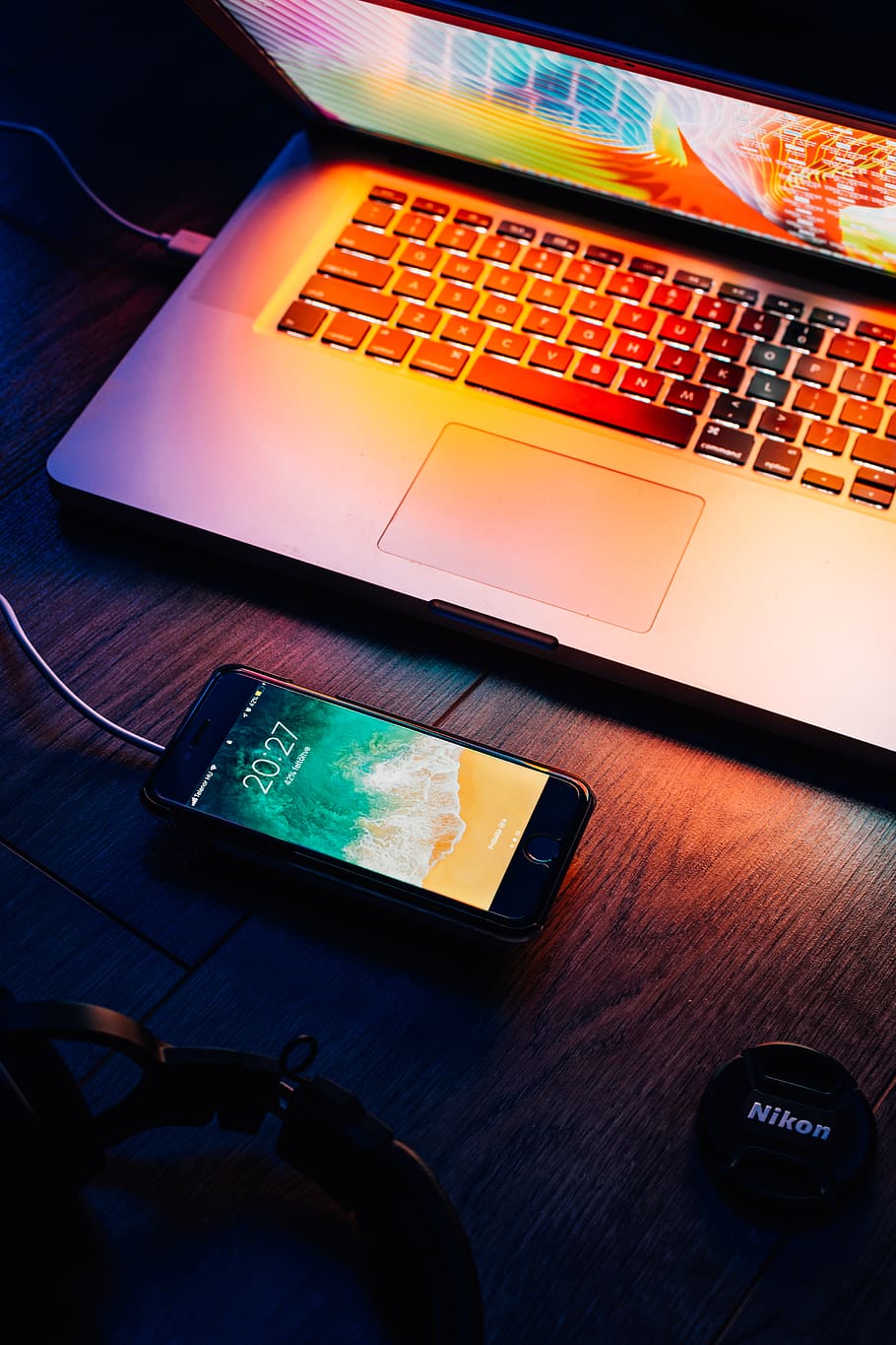 espai, gris, iphone 6, teclat, ordinador, electrònica, maquinari de l'ordinador, teclat d’ordinador, maquinari, telèfon, portàtil, PC, mòbil, telèfon mòbil, iphone, pantalla, monitor, pantalla lcd, trackpad, cable, nikon, osx, taula, tecnologia, comunicació, connexió, a l'interior, vista d’angle alt, cap gent, tecnologia sense fils, material de fusta, primer pla, dispositiu d’informació portàtil, equips informàtics, mobles, telèfon intel·ligent, natura morta, llibre, equipament elèctric, 5K