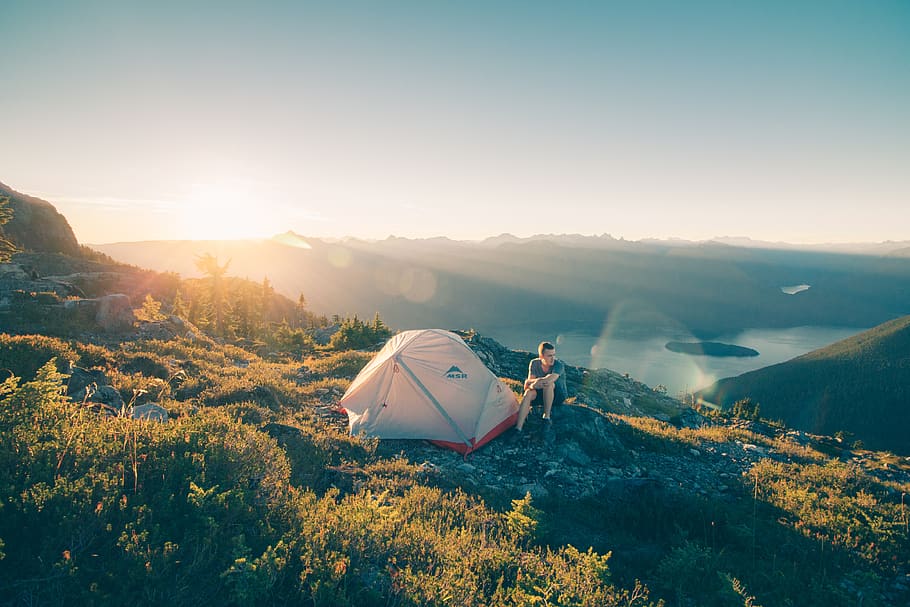 Munte, ținut muntos, nor, cer, vârf, creastă, peisaj, natură, vale, deal, vedere, călătorie, alpinism, camping, dimineaţă, răsărit, iarbă, frumusețe în natură, lumina soarelui, scenice - natura, liniște, o scenă liniștită, de munte, aventură, o persoana, scenă non-urbană, mediu inconjurator, plantă, vacanţă, soare, idilic, vacante, cort, lentila flacara, în aer liber, 4K