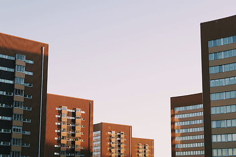 edifici, arquitectura, enginyeria, construcció, ciutat, exterior de l'edifici, finestra, estructura construïda, apartament, cel, barri residencial, vista d’angle baix, cap gent, cel clar, còpia espai, oficina, exterior d’edifici d’oficines, naturalesa, dia, en fila, gratacels, a l'aire lliure, modern, desenvolupament d’habitatges, 2K, CC0, domini públic, lliure de regalies