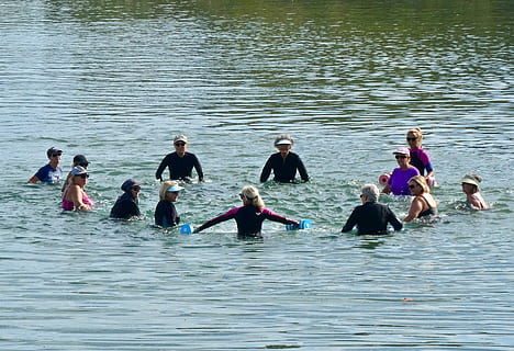 nedadors, exercici, gent gran, grup, aigua, grup de persones, davant del mar, estils de vida, persones reals, homes, activitat d'oci, dia, naturalesa, unió, dones, grup mitjà de persones, ondulat, llac, gent, a l'aire lliure, bellesa a la natura, noies, 2K, CC0, domini públic, lliure de regalies