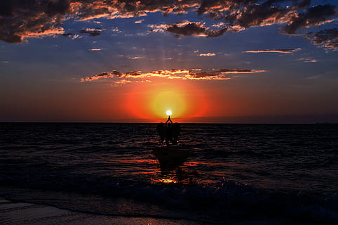 silhuetfotografi, tre, mennesker, peger, sol, baggrundsbelyst, strand, skyer, aften, aftenhimmel, horisont, landskab, natur, ocean, afspejling, sand, hav, marinemaleri, kysten, solopgang, solnedgang, vand, bølger, himmel, horisont over vand, sky - himmel, scenics - natur, skønhed i naturen, orange farve, rigtige mennesker, en person, idyllisk, stående, rolig scene, silhuet, ro, udendørs, 2K, CC0, offentligt domæne, royaltyfrie