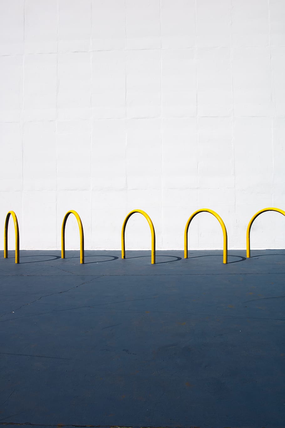 tancar, foto, barreres en forma de u, espai en blanc, color, buit, llum, patrons, carretera, forma, urbà, groc, còpia espai, funció de construcció de parets, cap gent, dia, estructura construïda, a l'aire lliure, arquitectura, arc, Color blanc, cel, naturalesa, en fila, corba, costat a costat, metall, patró, art i artesania, 5K