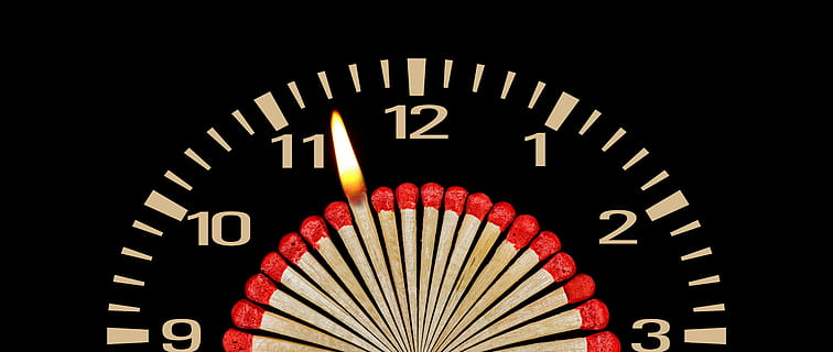 match, ur, flamme, storbrand, tid, den ellevte time, lighter, Tændstikker, pinde, kamphoved, træ, svovl, tænding, brænde, ild, rød, sort, ny, unverbrannt, tæt på, makro, datailaufnahme, ingen mennesker, nummer, indendørs, studio skud, sort baggrund, meddelelse, sort farve, mønster, baggrunde, kopiere plads, teknologi, form, enkelt objekt, urskive, stor gruppe af objekter, sport, 5K, CC0, offentligt domæne, royaltyfrie