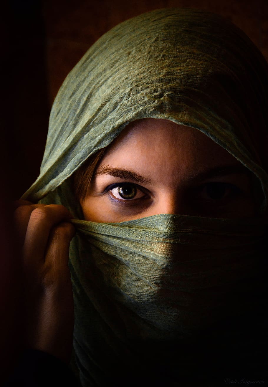 dona, verd, hijab, primer pla, fosc, ull, model, persones, bufanda, estudi, visió, retrat, mirant la càmera, una persona, part del cos humà, part del cos, dones, adult, adult jove, amagar-se, a l'interior, mocador, vista frontal, tirada al cap, por, ull humà, rostre humà, cobertura, emoció, cara oculta, dona guapa, dolent, fons negre, 4K