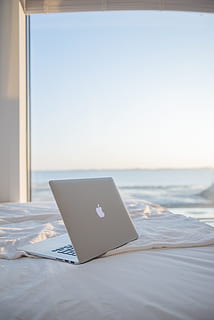 silbernes macbook, Weiß, Bett, Laptop, Fenster, Computer, Meer, Ozean, Aussicht, Technik, Technologie, kreativ, Natur, Sonnenlicht, draußen, Strand, Verwirklichung, Seeblick, Mittel, MacBook, zeitgemäß, Apple-Gerät, Schlafzimmer, Internet, drinnen, Urlaube, Hotel, Entspannung, kabellose Technologie, Geschäft, Lebensstile, keine Leute, modern, gemütlich, Sand, Wohnraum, Tabelle, Reise, Wohngebäude, Sommer-, kopieren sie platz, Morgen, 4K, CC0, gemeinfrei, lizenzfrei