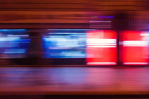 abstrakt, stasjon, tog, bevegelse, fargerik, uklarhet, transport, reise, mørk, hastighet, blå, rød, lys, ustoppelig, natt, vindu, sporing, speedy, framover, rask, sløret bevegelse, mennesker, defokusert, hastverk, handling, gate, trafikk, urbane scene, byliv, pendler, lang eksponering, rushtid, transportmiddel, land kjøretøy, bakgrunn, menn, gå, by, virksomhet, utendørs, ukjennelig person, vei, fargebilde, folk som reiser, 2K, CC0, offentlig domene, opphavsrett gratis