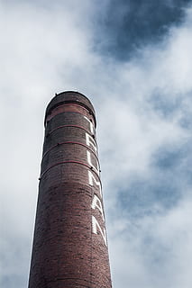 torre di avvistamento rossa, nuvola - cielo, Inquadratura dal basso, fumaiolo, cielo, fabbrica, industria, esterno dell'edificio, giorno, natura, problemi ambientali, inquinamento, architettura, struttura costruita, alto - alto, nessuno, inquinamento dell'aria, ambiente, all'aperto, camino, fumo - struttura fisica, 5K, CC0, dominio pubblico, privo di copyright