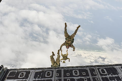 buceo, alto, altura, profesional, buzo, militar, cielo, paracaidismo, actividad, humano, deporte, emoción, nube - cielo, día, arquitectura, naturaleza, estructura construida, representación, Arte y artesanía, escultura, vista de ángulo bajo, estatua, representación humana, al aire libre, exterior del edificio, aire, habilidad, comunicación, creatividad, nadie, 2K, CC0, dominio público, libre de derechos