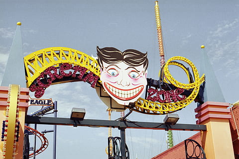 scream zone rollercoaster, Parco divertimenti, Parco a tema, montagne russe, sottobicchiere, pergolato, all'aperto, giardino, Parco acquatico, acqua, parola, animale, accipiter, uccello, zoo, attività ricreative, avventura, circo, giostra, gonfiabile, ruota panoramica, nessuno, multicolore, giorno, architettura, creatività, rappresentazione, arte e artigianato, rappresentazione animale, struttura costruita, cultura artistica e intrattenimento, decorazione, tavolo, Inquadratura dal basso, testo, comunicazione, celebrazione, 8K, CC0, dominio pubblico, privo di copyright
