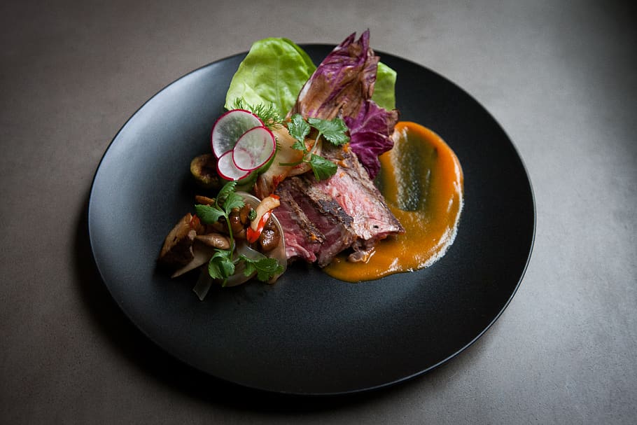 plat de verdures, placa, menjar, plat, planta, Estats Units, Seattle, vegetals, animal, llagosta, marisc, la vida marina, dinar, condiment, porcellana, art, ceràmica, xef superior, rodanxes, sopar, carn, menjar i beguda, frescor, llest per menjar, alimentació saludable, a l'interior, mida de la porció, carn vermella, vedella, cap gent, primer pla, natura morta, vista d’angle alt, indulgència, taula, directament a sobre, fons negre, decorar, temptació, luxe, 5K