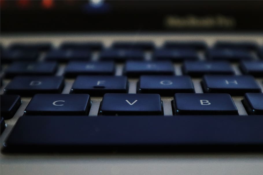 teclat macbook pro, ordinador, teclat d’ordinador, maquinari, maquinari de l'ordinador, electrònica, negocis, v, portàtil, MacBook Pro, teclat, contacte, CPU, xip electrònic, memòria RAM, etapa, escriptori, ratolí, auriculars, línia de muntatge, equips informàtics, tecnologia, text, comunicació, primer pla, tecnologia sense fils, clau d’ordinador, part de l’ordinador, connexió, carta, cap gent, a l'interior, alfabet, guió occidental, lletra majúscula, Internet, polsador, delicte informàtic, 5K