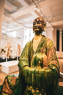 Statua Buddy, osoba, człowiek, posadzka, podłoga, sztuka, rzeźba, statuetka, meble, brązowy, odzież, strój, drewno, statua, twarde drewno, sofa, sala, salon, wewnątrz, złoto, budynek, pas w górę, skupić się na pierwszym planie, jedna osoba, na stojąco, przedni widok, prawdziwi ludzie, młodzi mężczyźni, trzy czwarte długości, w połowie dorosły, ludzka reprezentacja, mężczyźni, zawód, kreatywność, codzienne ubrania, 5K, CC0, domena publiczna, darmowe zdjęcia