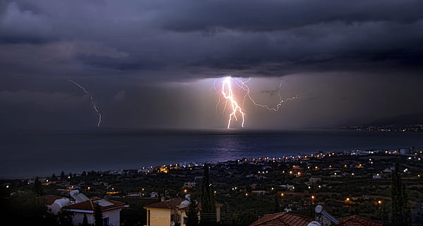 Blitz, Donner, Gewitter, nach vorne, Himmel, Natur, Nacht-, dramatisch, Energie, Sturm, Lichtblitz, Wolken, Latsi, Zypern, wolke - himmel, die Architektur, Kraft in der Natur, Leistung, Gebäudehülle, Sturmwolke, Schönheit in der Natur, Dramatischer Himmel, gegabelter Blitz, gebaute Struktur, beleuchtet, Stadt, Warnschild, Wasser, keine Leute, Stadtbild, draußen, bedrohlich, Elektrizität, dunkel, 5K, CC0, gemeinfrei, lizenzfrei